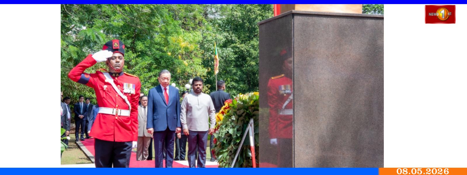 முன்னாள் ஜனாதிபதி ஹோ சி மின் சிலைக்கு மலரஞ்சலி